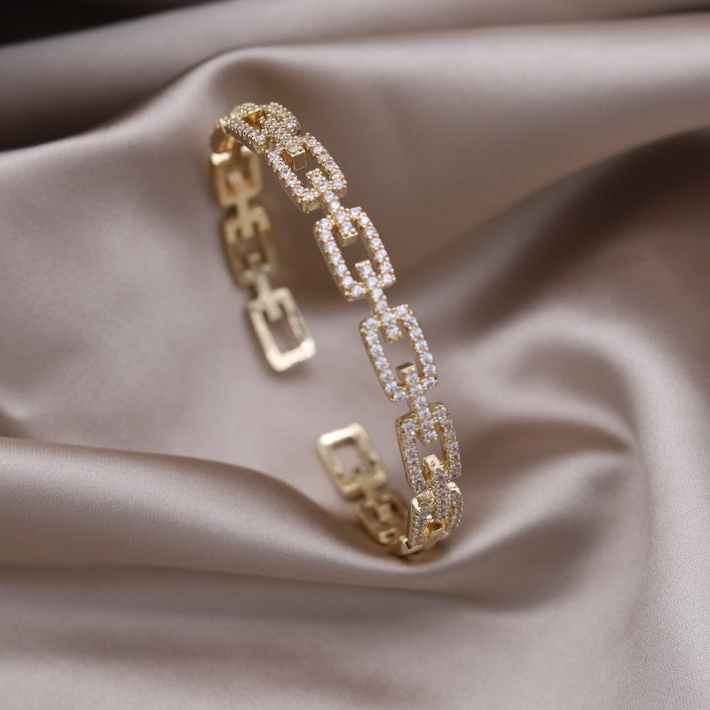 Lucy Oval Bangle